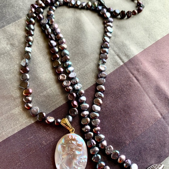 Freshwater Pearl with mother of Pearl pendant / cameo necklace and bracelet set - Picture 2 of 7